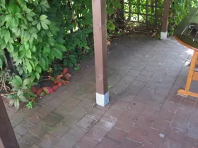 Zámková dlažba pod pergolou - před čištěním